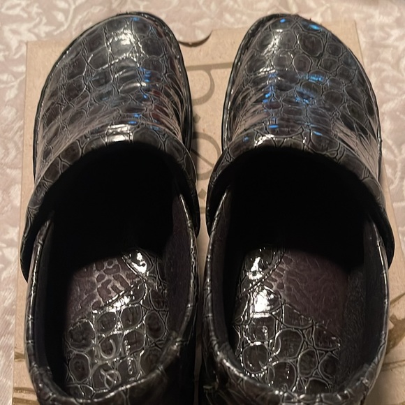 Nursing shoes super comfortable. - Picture 3 of 3